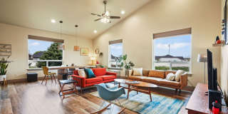 STUNNING 3bd/2ba Custom Home w/3 Car Garage on a Huge Lot! Gallery 7