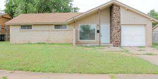 Updated 3/1 Home with Vaulted Ceilings & Large Fenced Backyard Gallery 1