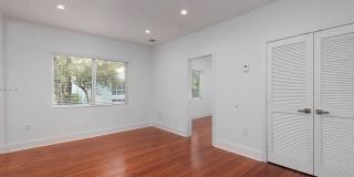 Poinciana Avenue Gallery 9
