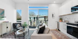 Modern downtown condo studio with private balcony & parking space. Gallery 10