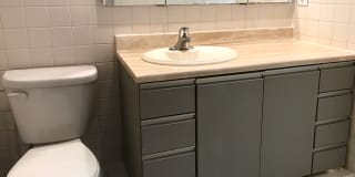 5120 S. Hyde Park Boulevard Gallery 28