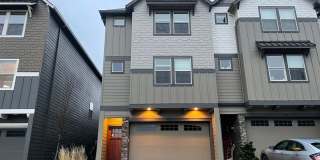 BEAUTIFUL LUXURY Style Townhouse with a gorgeous VIEW! Gated community in Camas! Top Rated Schools! Gallery 1
