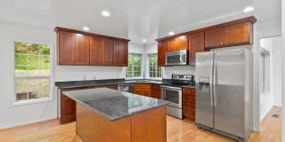 Beautiful 3-bedroom, 3-bath home on corner lot! Gallery 7