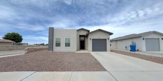 Beautiful 3 Bed 2 Bath with Refrig A/C and all tile flooring! Gallery 1
