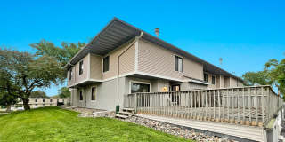 Spacious End-Unit Townhome with Fireplace, Family Room, 2-car Garage, Community Pool & Playground & More! Gallery 1