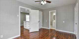Beautifully Renovated 1BR Duplex with Marble Shower & Natural Light Gallery 10