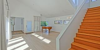 MODERN & BRIGHT. TOP-FLOOR, 4BR3BA HOUSE-LIKE APARTMENT W/ OPEN FLOOR PLAN, 3 DECKS FOR INDOOR/OUTDOOR LIVING & 2-CAR GARAGE JUST BLOCKS TO ABBOT KINNEY, PARK & MINS TO CANALS & BEACH! Gallery 5