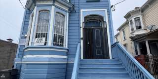 Top-Floor Remodeled 3BD/1BA Victorian Near Lake Merritt + Downtown Oakland w/ Parking Gallery 1