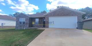 Spacious 4bed/2bath House with Fenced Backyard & Enclosed Garage Gallery 1