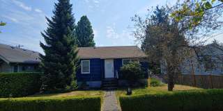 Charming 2-Bedroom Home in West Seattle-Off Street Parking- Large Outdoor Space Gallery 1