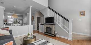 Stylish 3-bedroom townhome in Vermillion in Hustersville Gallery 22