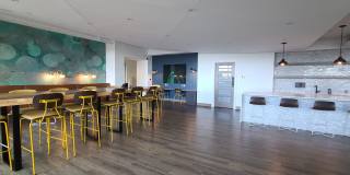 Modern Corner Unit 1BR Condo in Midtown with Skyline Views Gallery 20
