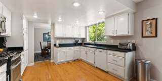 Fully Furnished Modern Home With Great Location Gallery 5