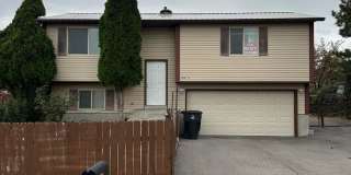 Beautiful 4-Bedroom, 2-Bath Home with Classic Layout and Large Yard Gallery 1