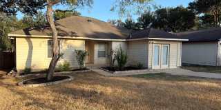 3 bedroom house with large yard - Available now *HALF OFF ONE-MONTHS RENT!!* Gallery 1