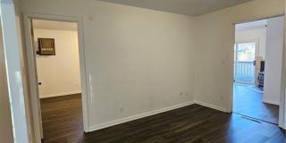 2bd/1bth Duplex in Kent with detached garage Gallery 7