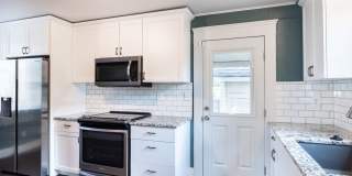 Cute Downtown 2 Bedroom House with Garage & Fenced Yard - Dogs Welcome Gallery 4