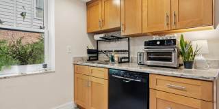 Beautiful apartment less than 1 mile from Brightleaf Square! Utilities Included! Gallery 7