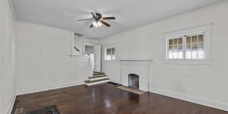 Charming 3 Bed, 2 Bath Midtown Home with Huge Fenced Backyard! Gallery 4