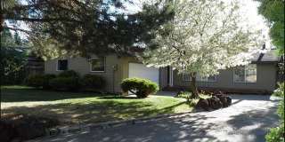 Cozy Bungalow 3/2 Home! 2816 NE Lapoint Ct Bend, OR 97701 Gallery 1