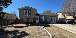 Charming 3-Bedroom Home with Bonus Living Space and Large Fenced Yard!! Gallery 1