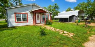 Charming and Spacious 3 bedroom, 2 bath home AVAILABLE NOW! Gallery 1