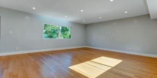 5726 Woodman Ave Gallery 12
