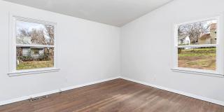 Charming 3 bedroom home with huge yard! Gallery 11