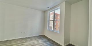 725 W Pratt Gallery 18