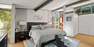 Woodland Hills Mid-Century Modern Retreat Gallery 11