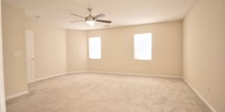Spacious, Beautiful 3 BR, 2.5 bath with fenced in yard! Gallery 8