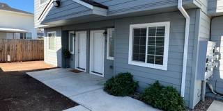 2 STORY TOWNHOME IN THE HEART OF PHOENIX OREGON Gallery 1