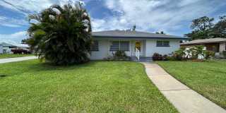 Wonderful 60s Throwback 2/2 on large corner lot with fenced yard Gallery 1