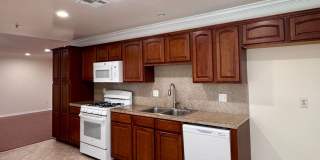 3 bedroom 2 bath condo on Vanowen Gallery 6