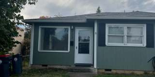 Medford 2 Bedroom, 1 bath Duplex with Fenced Yard Gallery 1