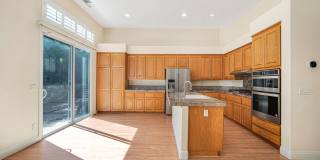 Highly Desirable Executive Home: 4 Bedrooms, 3 Bathrooms of Luxury Living Gallery 11