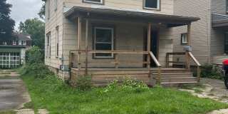 Large 4 Bedroom House Gallery 1