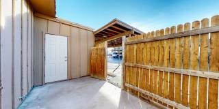 Updated 2 Bed Townhouse w/ Utilities Included! Gallery 19