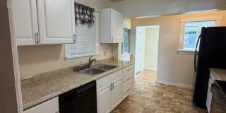 Vintage 1-Bedroom Duplex with Large Fenced Yard 3 miles from OIT and Sky Lakes Medical Center Gallery 1