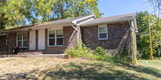 Adorable 2 bedroom - Upstairs Triplex Gallery 1