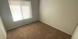 Spacious Aurora Townhome Gallery 9