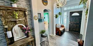 Beautifully updated home IN THE BLUFFS! Gallery 6