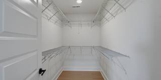 Spacious 5-Bedroom with Fenced Yard & Modern Amenities Gallery 27