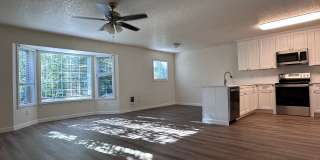 BRIGHT, CLEAN w/SECURED ENTRY! CONDO IN DOWNTOWN GRESHAM! Gallery 3
