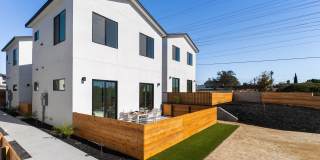 Private Yard, Laundry, Luxurious and Newly Built Gallery 1