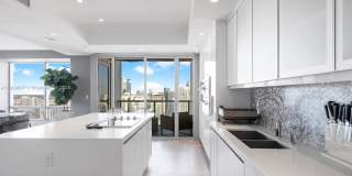 1425 Brickell Ave Gallery 21