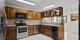 Adorable Townhome, 2 Master Bedroom Suites to Patio Living Gallery 8