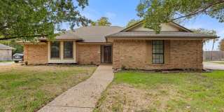 Great 3 Bedroom 2 Bath Home in Midway ISD with huge yard! Gallery 1