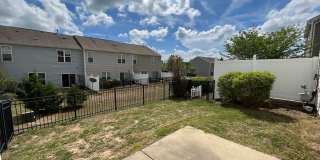 **OFFERING REFUNDABLE APPLICATION FEES** Fantastic 3BD, 2.5BA North Raleigh Townhome with Fenced Backyard in an HOA Community with Premier Amenities Gallery 27