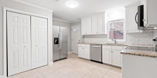 Renovated 2 bed/1 bath duplex minutes from downtown! Gallery 4